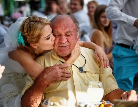 Дочь на свадьбе целует отца