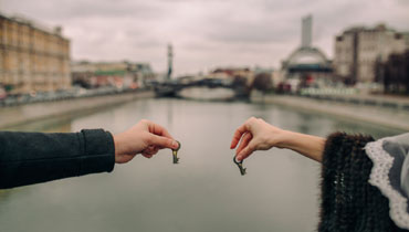 Влюбленные держат ключи на мосту
