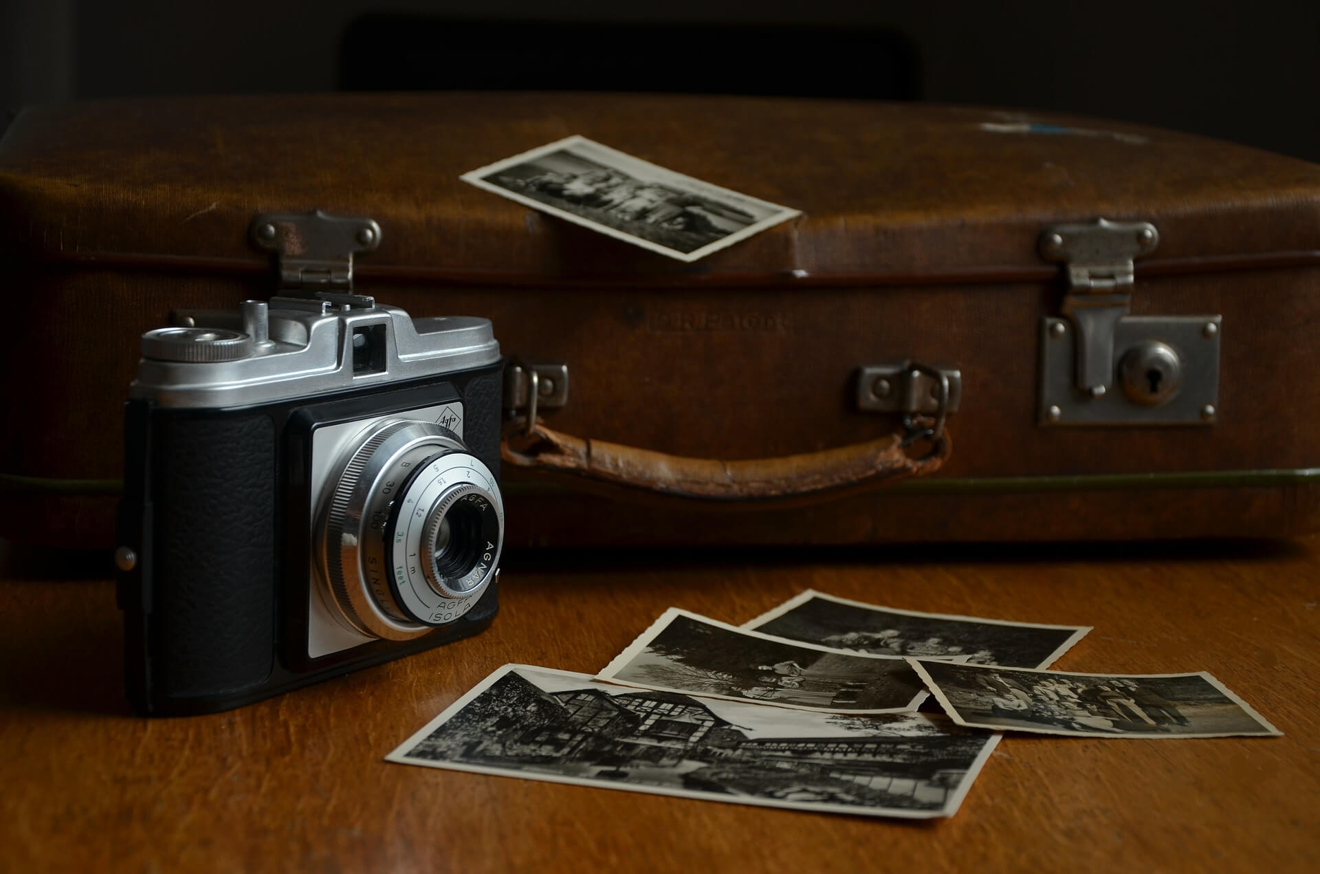 Старый фотоаппарат и черно-белые фотографии