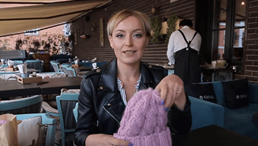 Видео для блога про вязаные шапки, шарфы и варежки