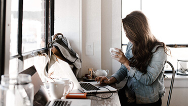 Девушка с ноутбуком и кофе