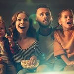 Красивая семья с двумя детьми смотрит фильм