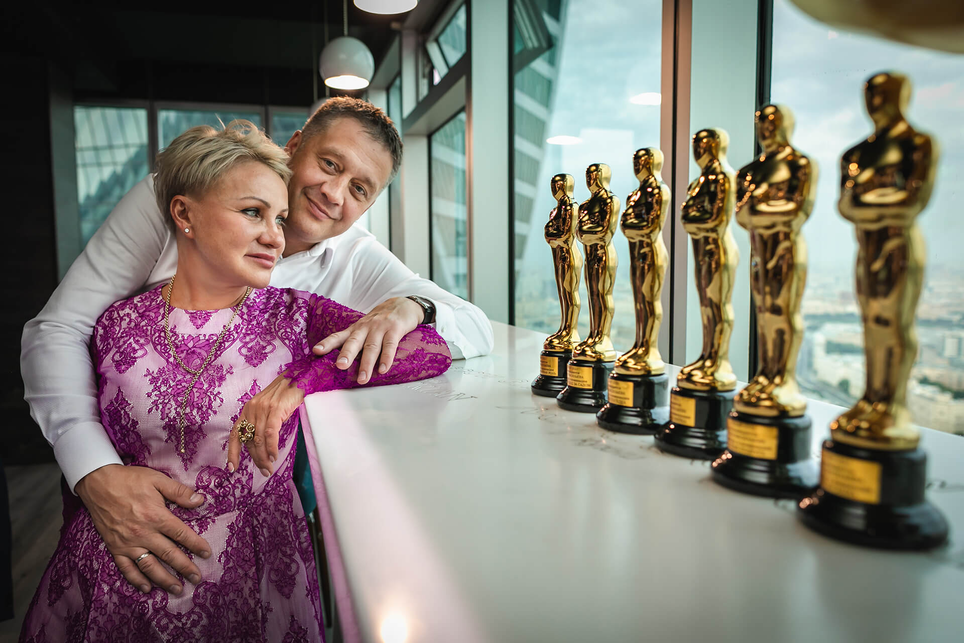 На этот раз муж подарил жене на её торжество фильм и праздник, которые были полностью стилизованы под вручение премии Оскар